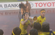 Cổ động viên SLNA đội mưa xem trận derby Bắc Trung Bộ