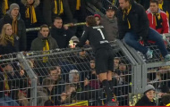 Weidenfeller và Hummels leo lên khán đài 'hạ hỏa' cho CĐV