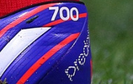 Gerrard đi giày 'độc' kỷ niệm 700 lần ra sân