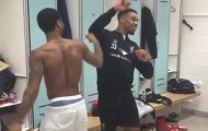 Sterling, Sturridge và Balotelli... đại chiến phòng thay đồ