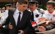 Những lần Steven Gerrard “dính chàm” ngoài sân cỏ
