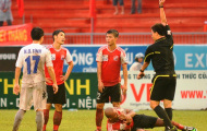 Nữ nhân viên ngân hàng góp ý cho trọng tài V-League