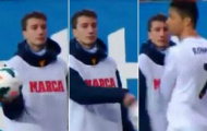 Cậu bé nhặt bóng nổi như cồn vì chơi xỏ Ronaldo
