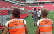 Brazil: Thuê 30 mẹ cầu thủ làm bảo vệ để tránh bạo lực