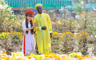 Tiền đạo Diabate và bà xã tươi tắn đi chợ hoa Tết