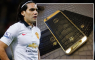 Falcao hí hứng khoe chiếc Iphone bằng vàng