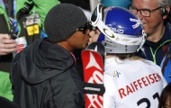 Tiger Woods 'khóa môi' ngọt ngào với bạn gái
