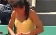 Video: Tay vợt nữ gây sốc khi thay quần chíp trên sân