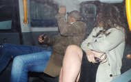 Ashley Young chạy mất dép vì bị paparazzi rượt đuổi