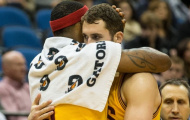 Kevin Love vừa chấn thương, LeBron James đã thấy nhớ