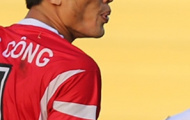 Cầu thủ nhổ nước bọt vào mặt đối thủ ở V-League