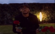 Valentine “lẻ bóng”, Neymar làm clip tặng hoa cho người yêu cũ