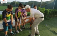 Dạy golf miễn phí cho trẻ