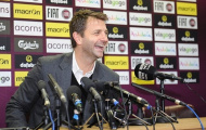 Tân HLV Aston Villa “vừa tức vừa cười” vụ áo khoác