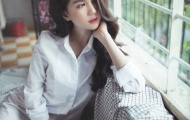 Ngọc Trinh tư lự bên khung cửa