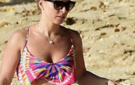 Vợ Rooney khoe trang sức và 'núi' vali tới Barbados