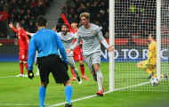 Torres không thể cứu Atletico trong thế trận mất người