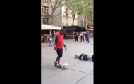 Video: Truyền nhân Michael Jackson thách thức kỹ năng của Ronaldinho