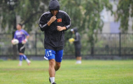 Tuyển thủ chấn thương đội mưa tập luyện để hồi phục