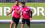 Video: Arbeloa & Nacho làm trò trong buổi tập của Real