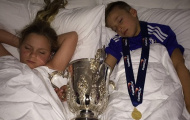 John Terry mang danh hiệu League Cup lên… giường ngủ