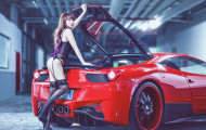 Đường cong sexy đầy mê hoặc bên 'ngựa hoang' Ferrari