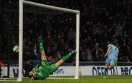 Bony 'chân gỗ', Man City nhọc nhằn đánh bại Leicester
