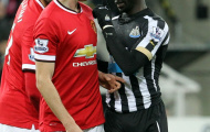 Cầu thủ Man Utd và Newcastle phun nước bọt vào nhau