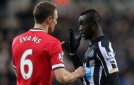 Neville chỉ trích Jonny Evans