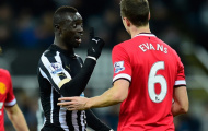 Papiss Cisse bị treo giò 7 trận vì nhổ vào mặt hậu vệ của M.U