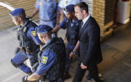 Sợ bị bỏ độc, Oscar Pistorius không dám ăn cơm tù