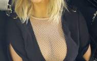 Kim Kardashian táo bạo lộ vòng 1 tại Paris