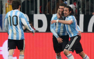 Lionel Messi chào đón Jonas Gutierrez trở lại sân cỏ
