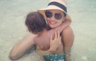 Khoảnh khắc ngọt ngào của mẹ con Miranda Kerr