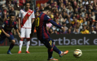Hỏng penalty, Messi được trọng tài tạo điều kiện… sút lại