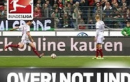 Video: Cú sút phạt trượt ngã của Alonso đưa bóng vào lưới Hannover