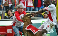 Bẻ sừng dê ăn mừng, sao Bundesliga lên tiếng xin lỗi