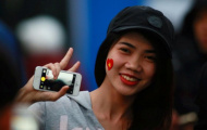 Fan nữ đội mưa cổ vũ cho Olympic Việt Nam