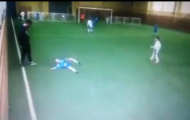 Sốc: HLV nghiệp dư thẳng chân đạp bay học trò nhí