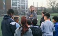 Phớt lờ ‘máy bay già’, De Gea vui vẻ với fan nhí