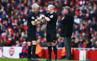 Hy hữu: Trọng tài bàn vác còi vào sân ở trận Arsenal