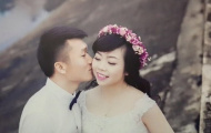 Cầu thủ SLNA ngại ngùng hôn vợ trong đám cưới