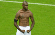 Cười té ghế; cầu thủ sao chép pha ăn mừng của Balotelli