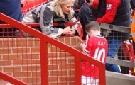 Kai Rooney tập tành ký tên tặng Fan