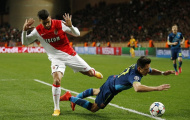 Alexis Sanchez tự đá vào chân ăn vạ kiếm pen
