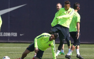 Neymar và Alves chơi xỏ Suarez trên sân tập