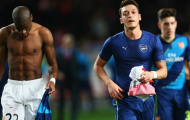 Bị chê trách vì hành vi đổi áo giữa giờ, Mesut Oezil nói gì?