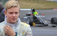 Con trai Michael Schumacher đụng xe trên đường đua thử F4