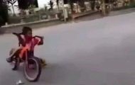 Video: Chết cười với 'Giải đua mô tô GP' phiên bản nhí