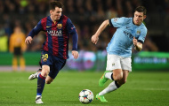 Gary Neville tự động khép chân khi Messi 'xâu kim' Milner